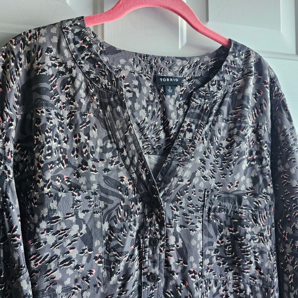 Torrid Harper Blouse Womens 2 18/20 Grey Pink Leopard Print Roll Tab Sleeve Top - Picture 2 of 9